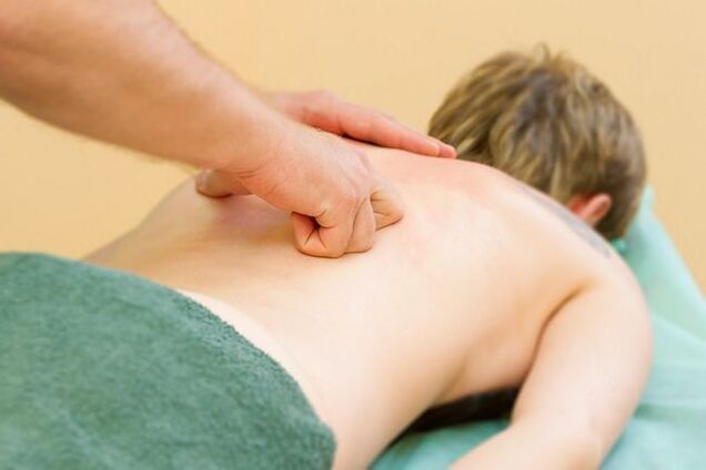 No der Untersuchung verschreiben Spezialisten eng speziell Massage fir d'Behandlung vun der thoracic Osteochondrose.